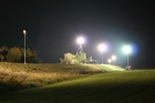 Die Scheinwerfer des THW leuchten Einsatzstellen auch bei Nacht taghell aus. (Bild anzeigen)
